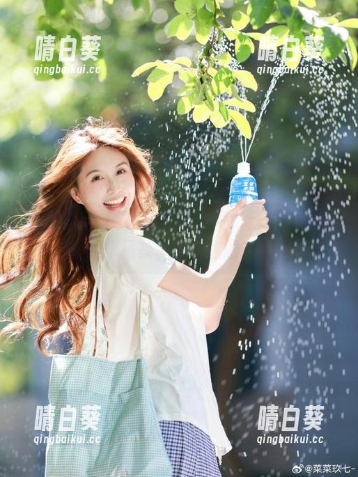 踏入Puy Puy的白裙世界：分享一系列动人的作品集，触动你的心灵.txt